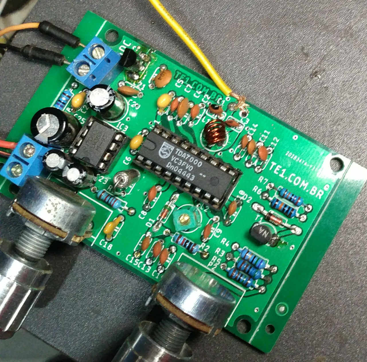Circuito de rádio receptor com ci tda7000 e amplificador com lm386